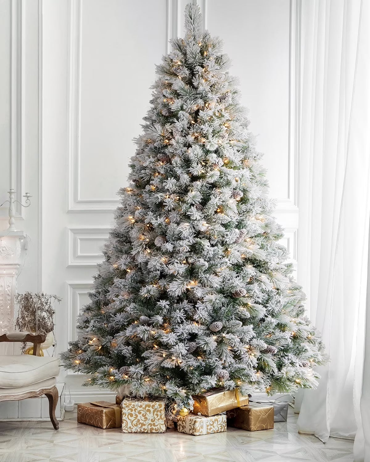 FrostEver™ 7.5ft Pre-Lit Snow-Flocked Spruce Christmas Tree – 550 Clear Lights, Real-Feel Hinged Branches